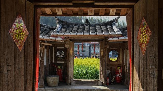 揭秘中国传统文化中舅舅的独特地位：娘家人代表与无利益冲突的双重优势