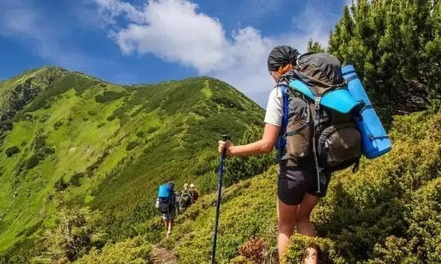 探索中国绝美风光：盘点8条不可错过的徒步路线