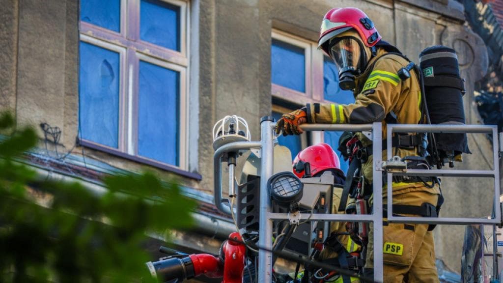 波兰公寓楼火灾发生爆炸，2 名消防员死亡，11 名消防员受伤