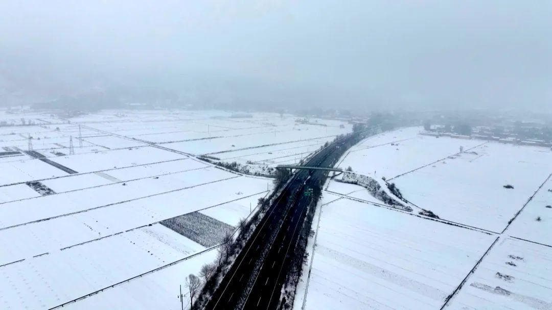 临洮：春雪落 保墒利春耕