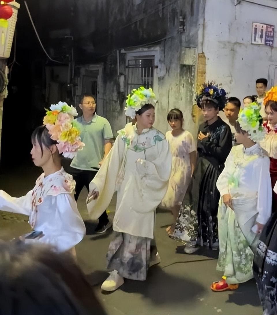 簪花、探店、打卡：赤坎老街的花样玩法