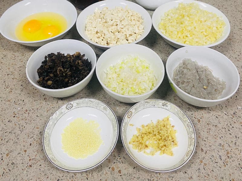 豆腐白菜粉条鸡蛋木耳素锅贴