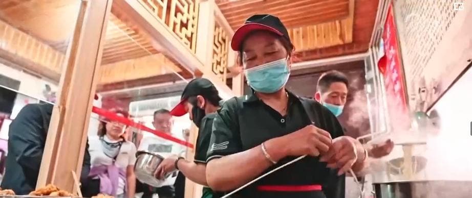 古老非遗与青春碰撞 巍山古城焕发“新生”