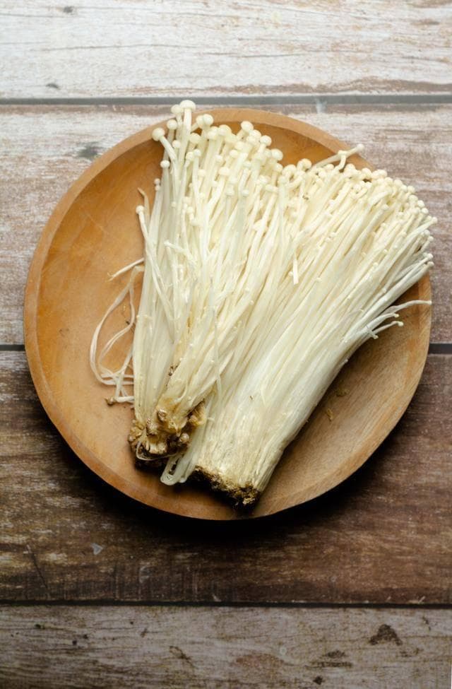 金针菇脆爽拌：简单几步做出年夜饭抢手菜