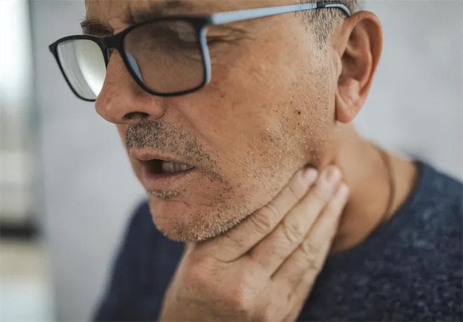 医生提醒：喉咙若出现这些症状，不是“咽炎”！可能是食道癌上身