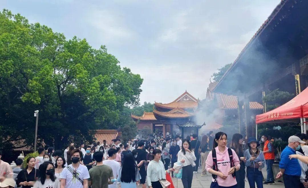 烧香为何要选初一、十五？上香的时辰也有忌讳？早看早知道