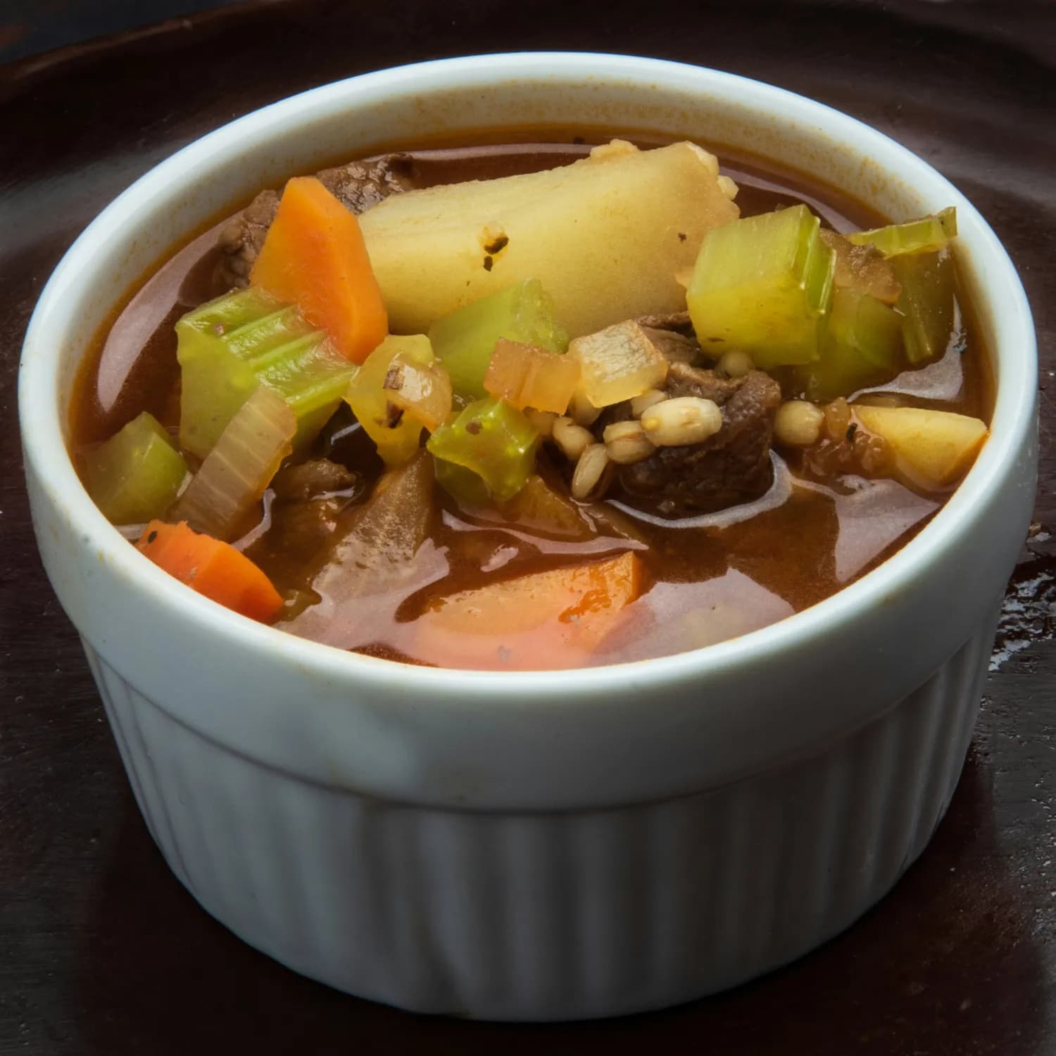 炖牛肉的最佳配菜：西红柿、土豆和胡萝卜！