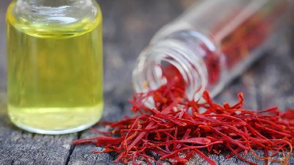 止痛药水大揭秘：扶他林、红花油、云南白药，哪种最适合你？