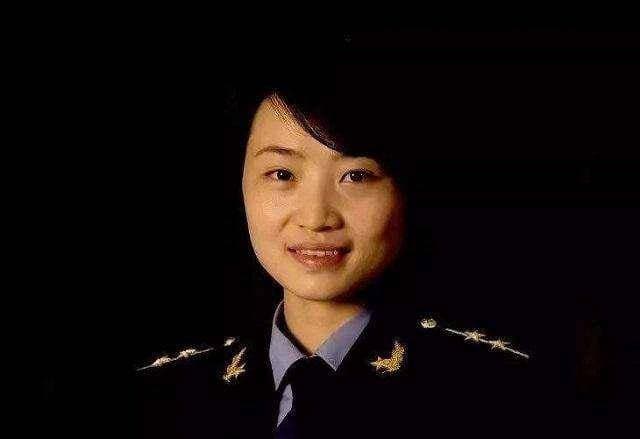 余旭：我国首位歼十战斗机女飞行员，牺牲后36万群众夹道为她送行