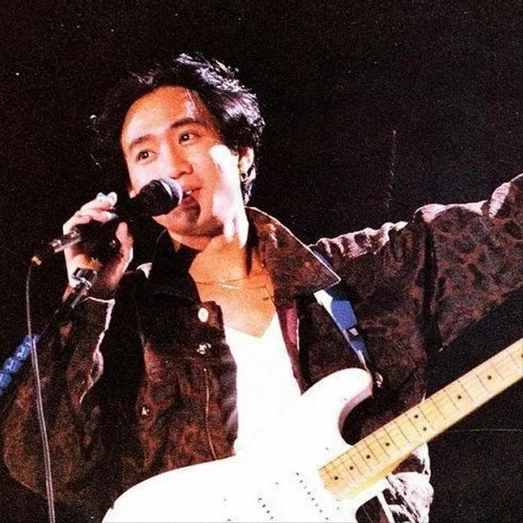 1993年他和黄家驹一起从舞台坠落，为何黄家驹身亡，他只受轻伤？