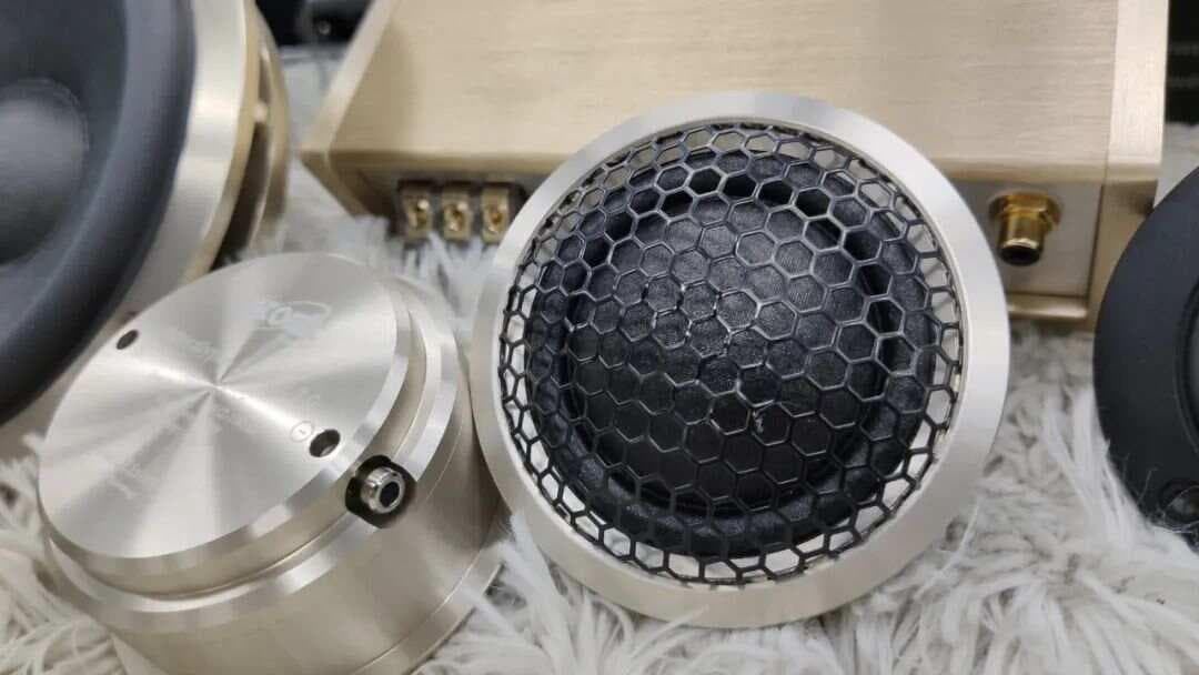 声波的物理属性只有频率和响度，但为什么又会有“音色”的区别？