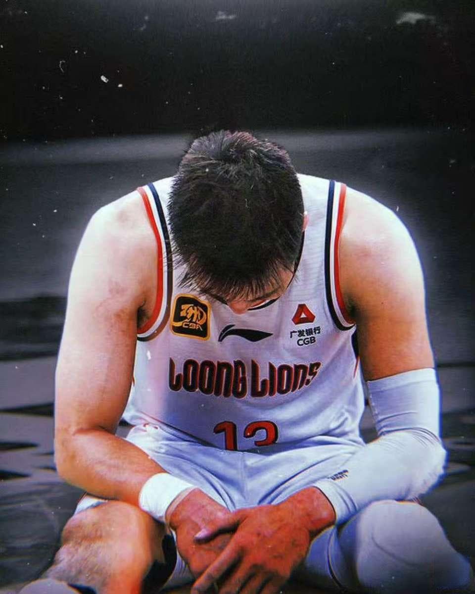 面临退役！郭艾伦训练中右眼重伤缝40余针，存在失明风险