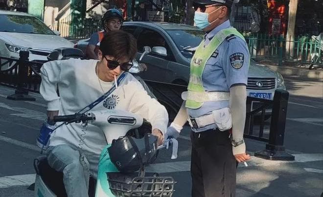 电车加装后座罚7000并扣车，执法队:非法改装！车主:哪里算改装？