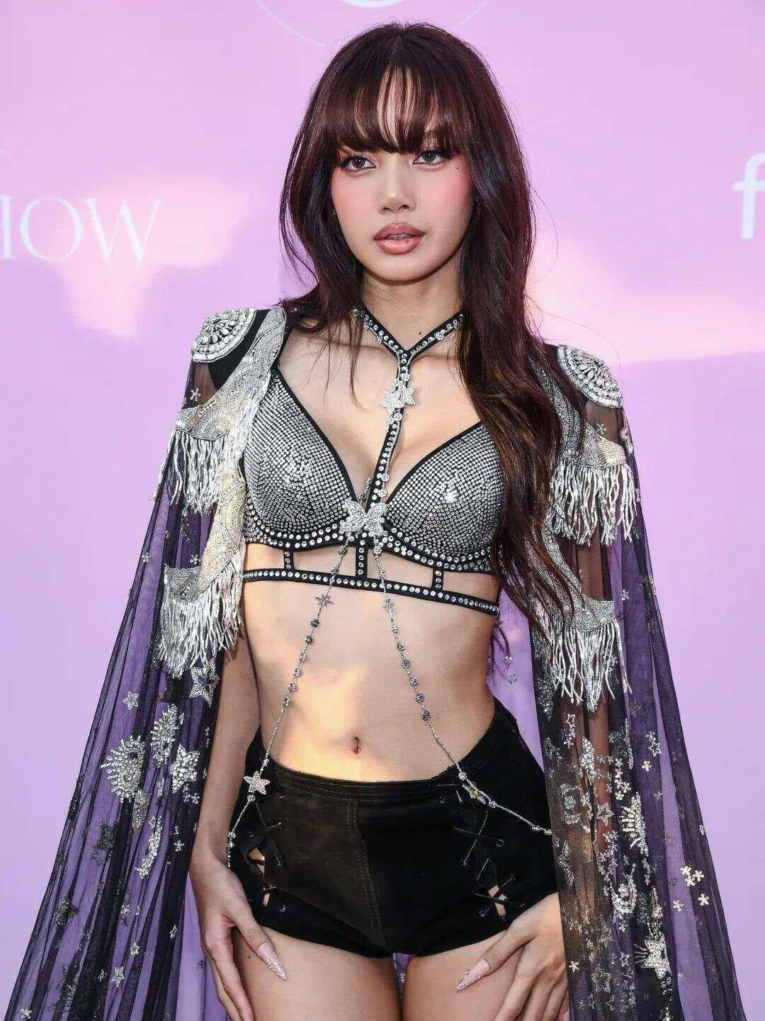 维密大秀再现"全城热舞"：Lisa用热辣舞姿征服全球目光