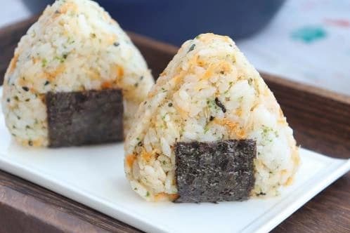 海苔肉松饭团，简单美观很快手，孩子抢着吃