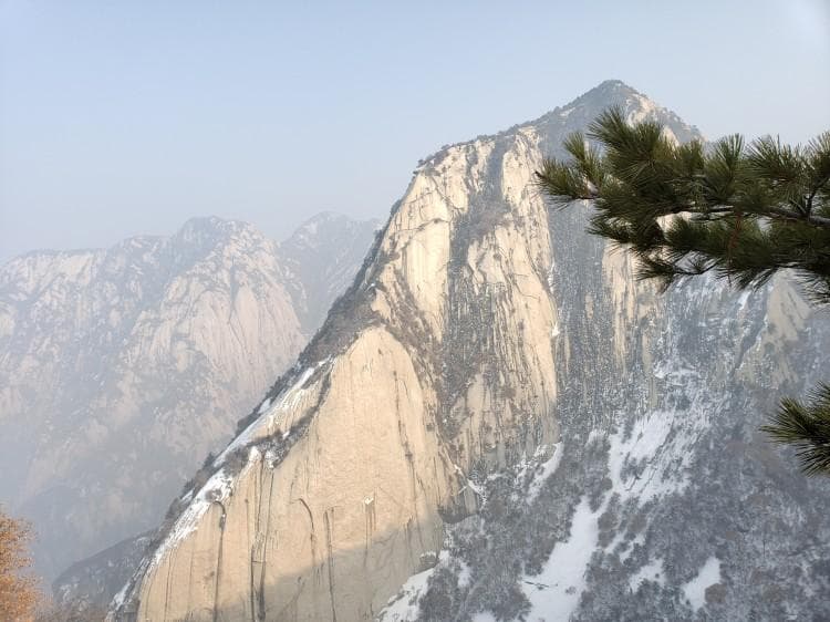华山登高攻略：路线选择、装备准备与安全指南