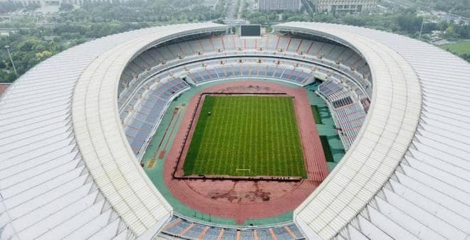 中国十大巨型体育场：深圳大运中心挺进前十，榜首可容9万多人！