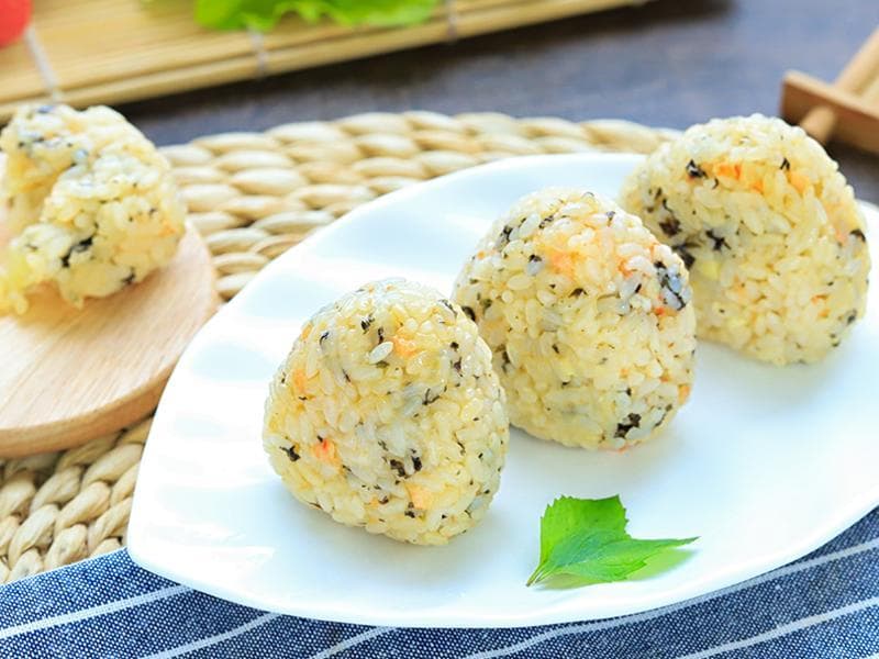 红烧排骨配紫菜饭团，健康美味两不误！