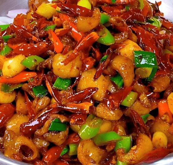 干锅肥肠的家常做法简单好吃，干锅肥肠，厨房小白也能做，美味不打折！