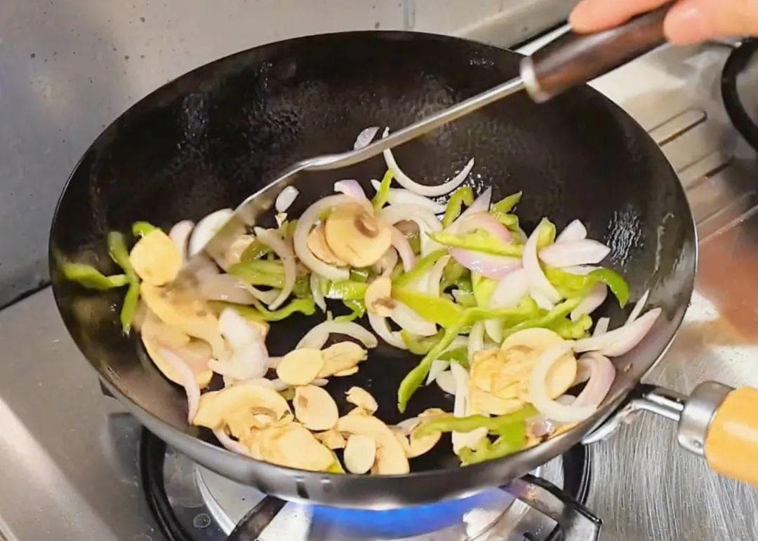 青椒香肠煲仔饭：简单美味的上班族首选