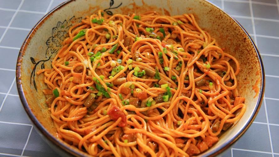 热干面究竟怎么做才能地道又美味？从选材到调味！