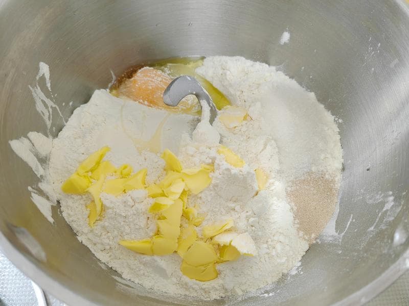 家庭自制披萨：从面团到美味的完整教程