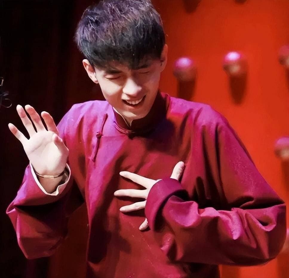 当初被德云社嫌弃的“花瓶”秦霄贤，掉进娱乐圈里反成“综艺香饽饽”！