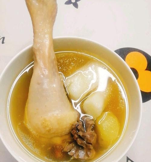 三食材炖出养生汤：洋葱鸡肉姜片强免疫