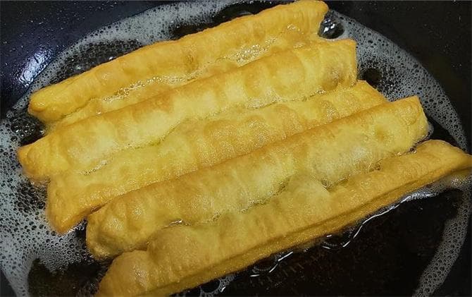 早餐店的油条配方做法，建议收藏，让你在家也能做出酥脆大油条