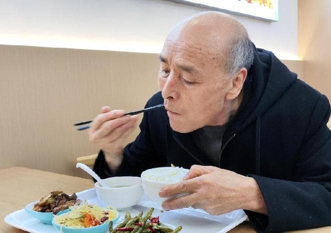 “吃饭七分饱”错了？医生告诫：过了70岁，吃饭要尽量做到这5点
