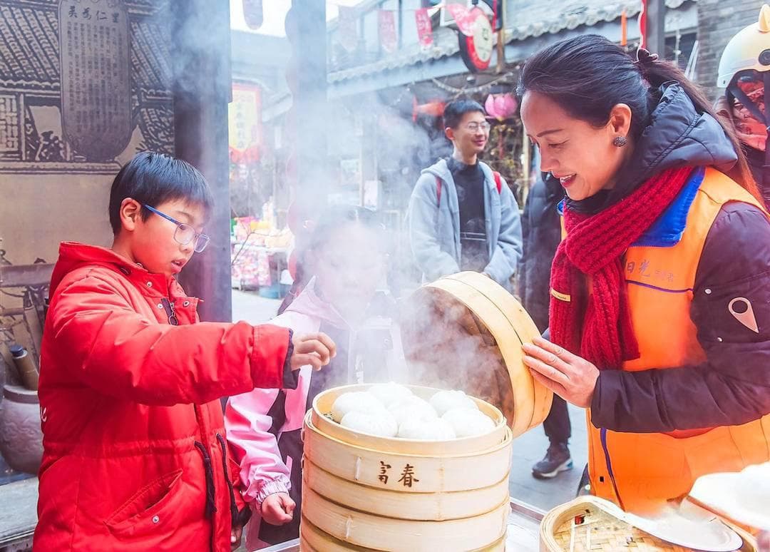 铿锵锣鼓、喧腾狮舞、喷香年蒸、非遗大集……这里的"年味"浓得散不开！