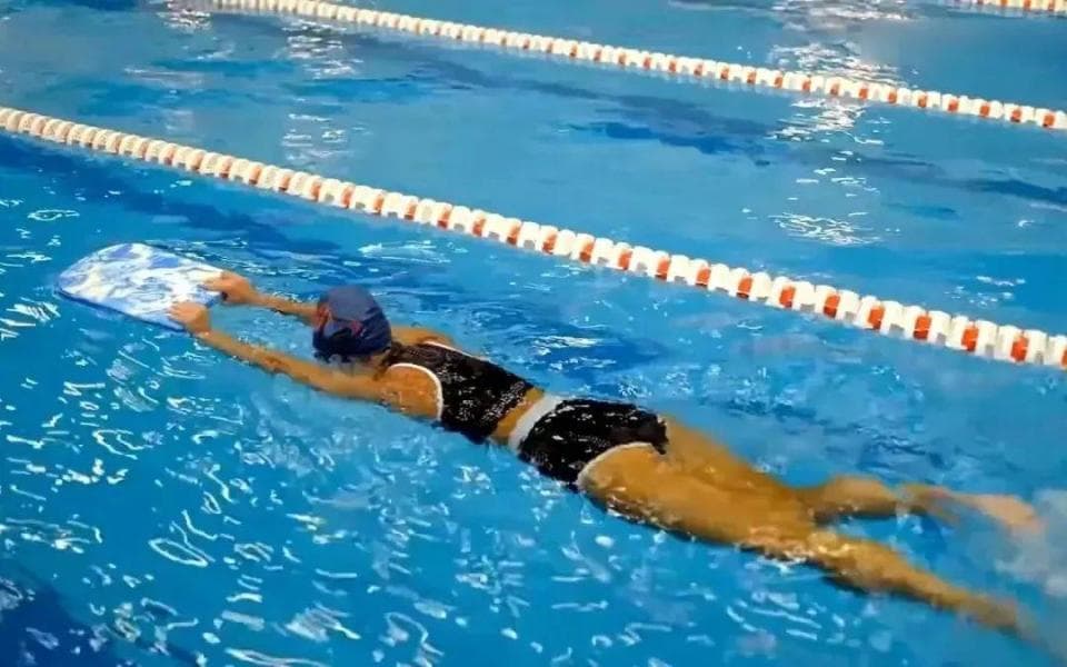 自由泳打腿入门：如何使用浮板让腿部轻松出水
