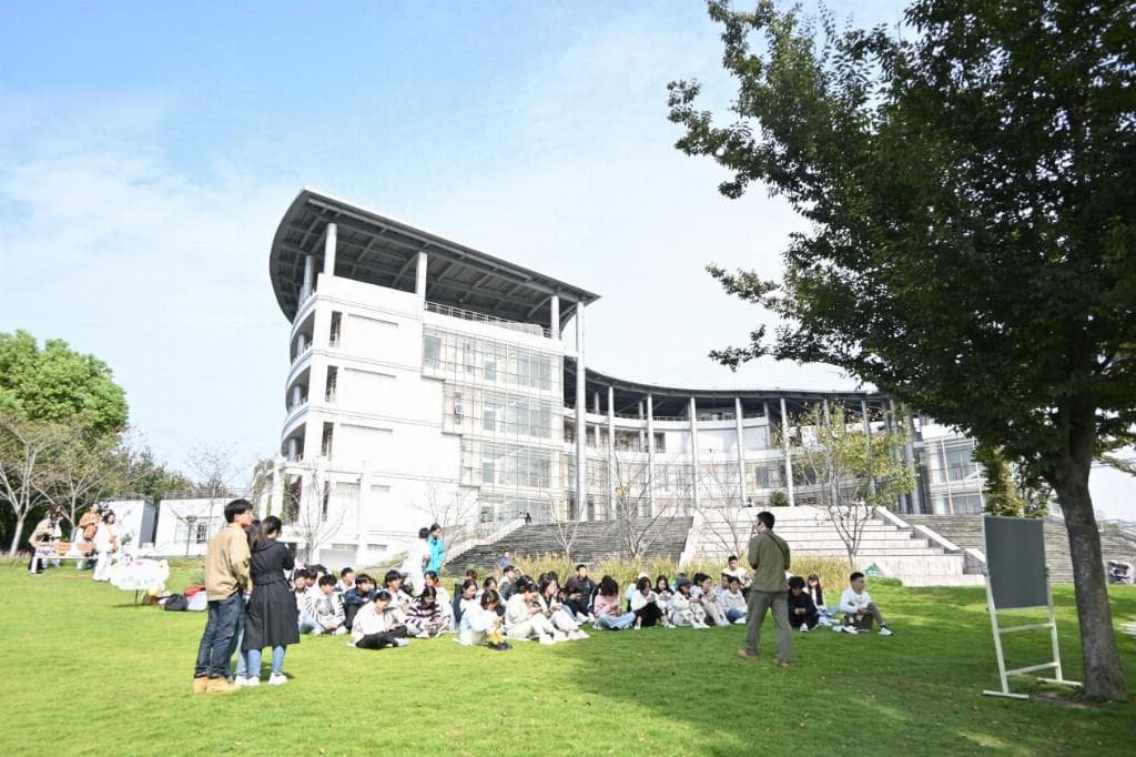 五感沉浸式体验赋能心理健康：浙江农林大学创新开设自然疗愈户外课堂