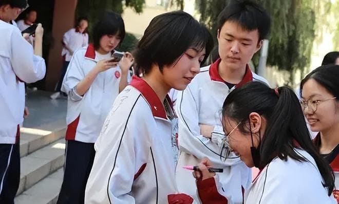 高考当天为啥不能穿校服？班主任给出专业建议