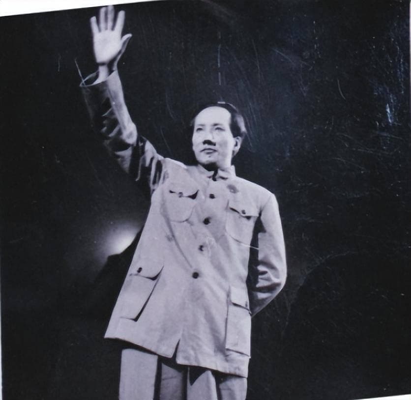 古月和唐国强演同一部电影，古月演毛主席，唐国强演的谁？
