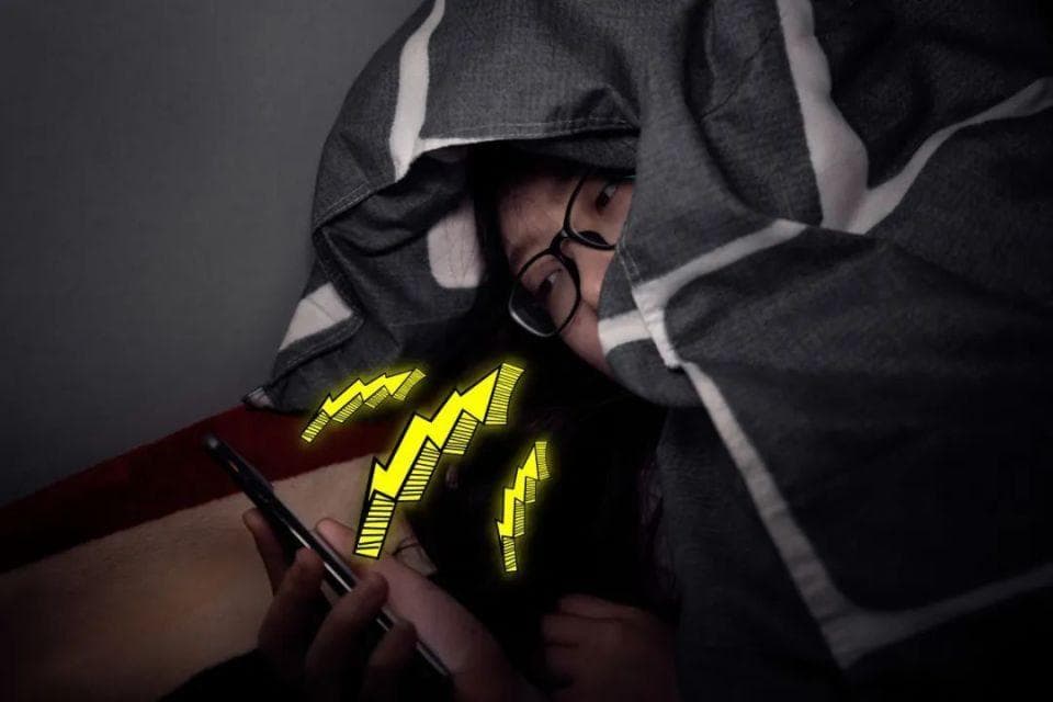 那些经常关灯看手机的人，后来都怎么样了？这 4 种变化你肯定想不到