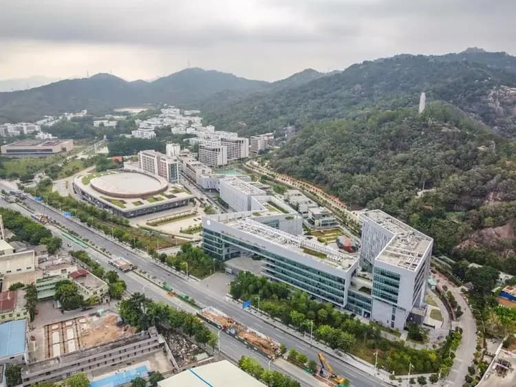 李嘉诚对国内的八大贡献，捐建汕头大学、潮州市医院等