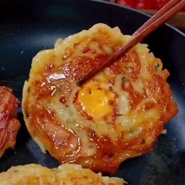 土豆饼怎样做又酥又脆，这样做，又酥又脆，学会可以摆摊了!