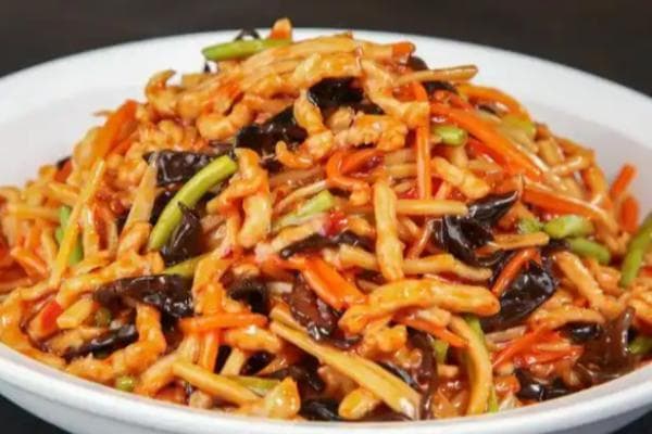 鱼香肉丝：一道承载家的味道的经典川菜