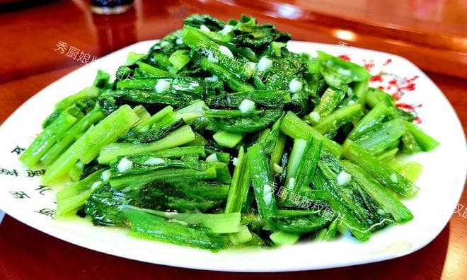 入夏后，吃菠菜芹菜不如吃它，全身是宝，才1元一斤，鲜嫩营养高