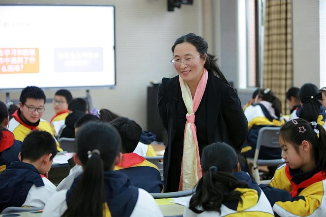 她是班主任、是英语老师，更是思政教师