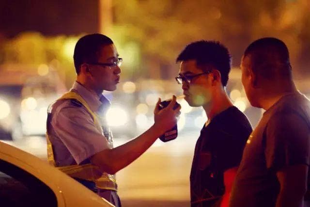 酒后多久能开车？酒精代谢时间及体内含量计算全攻略