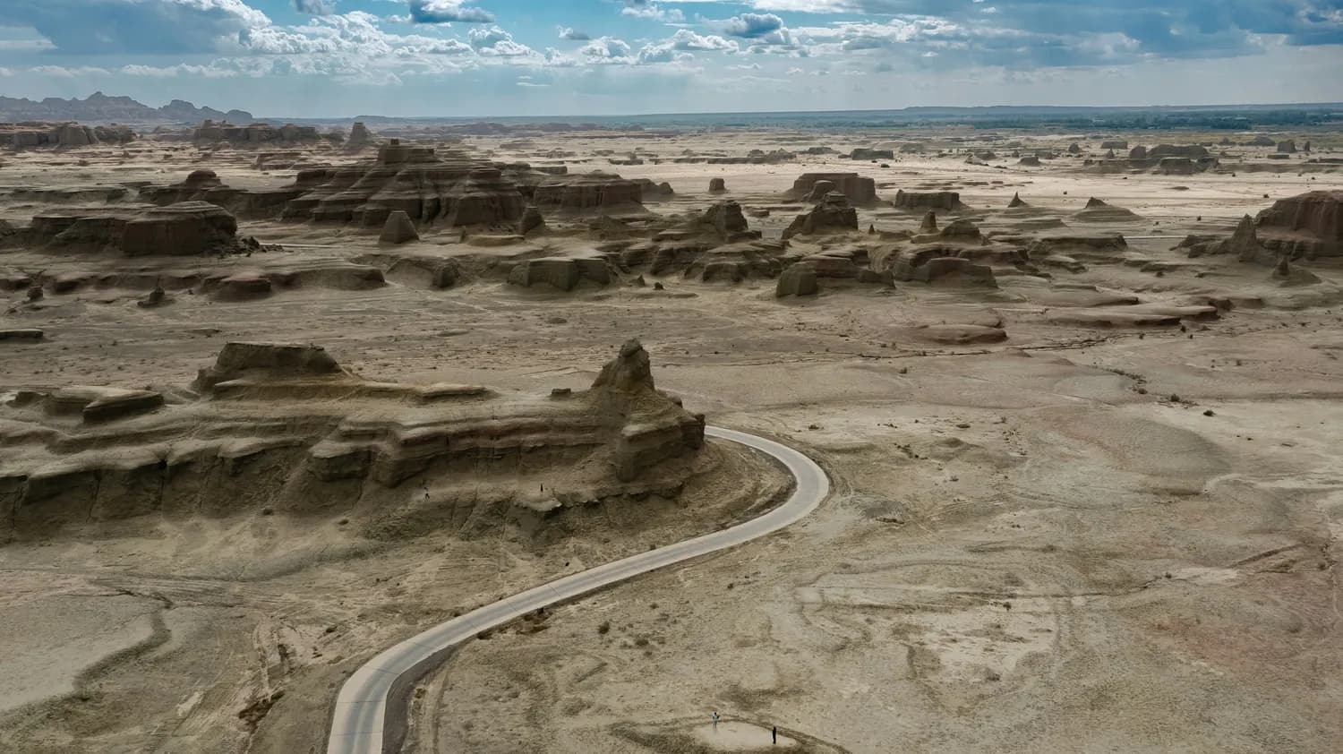 探访《无人区》取景地：哈密魔鬼城的神秘与壮丽