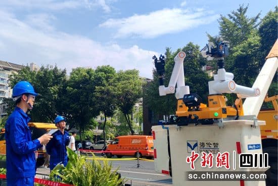 成都首次应用机器人开展配网带电作业