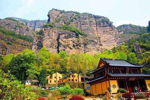 灵岩景区：自然与历史的交融