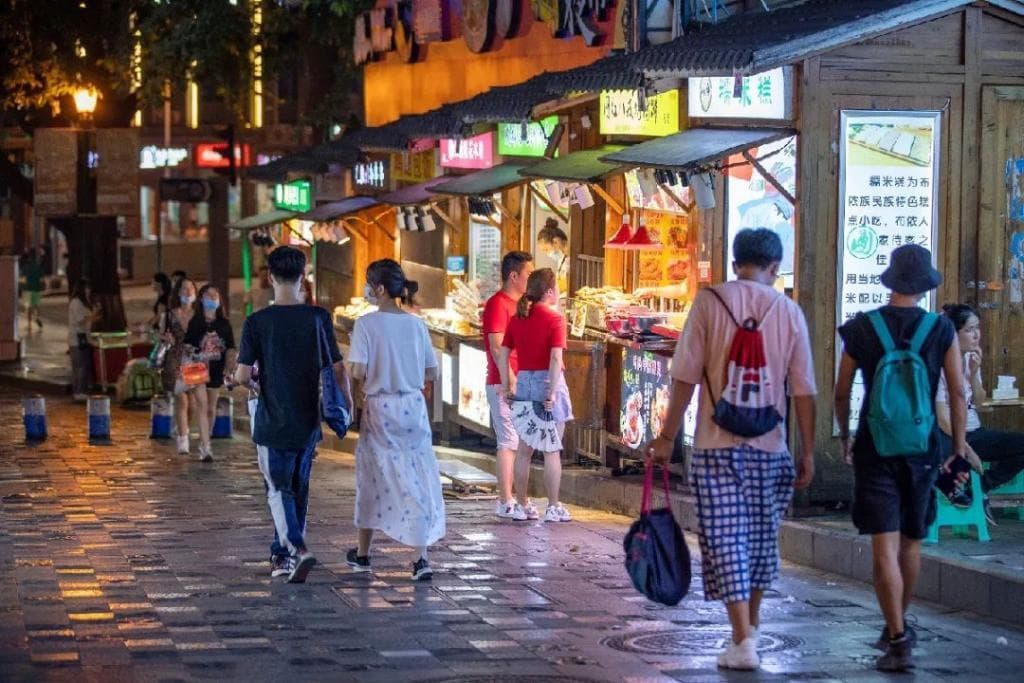 当夜晚的繁星遇上香飘四溢：探寻重庆夜市的美食马拉松