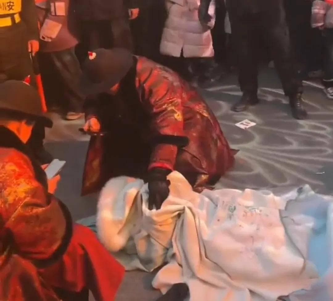 万岁山不倒翁小姐姐摔倒事件：景区快速应对与安全反思