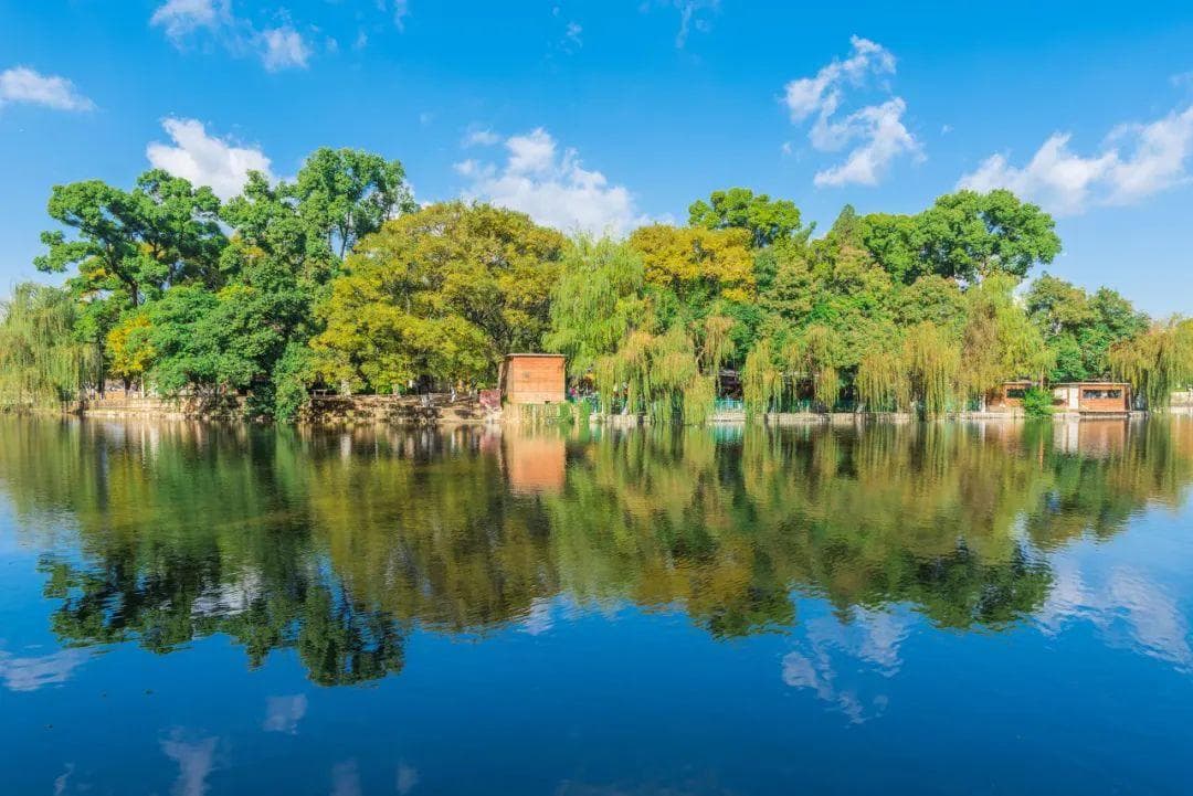 中国“没有冬天”的7座城市，均温20℃，人少景美，美食遍地！人均1000吃好玩爽
