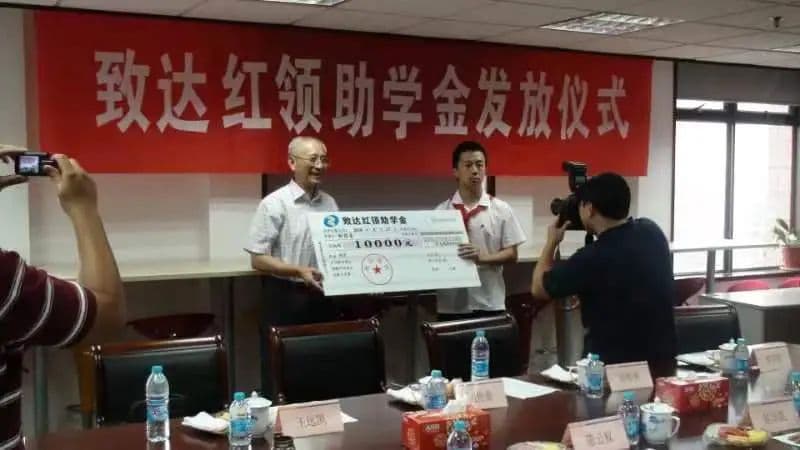 从受助学子到爱心捐助者，跨越时光的爱心接力