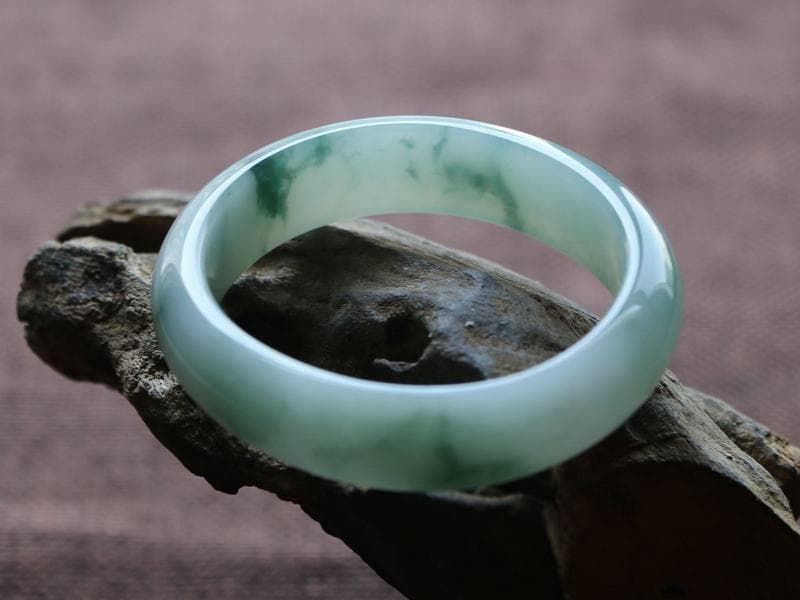 翡翠玉镯碎了怎么办？玉镯碎了能修复吗？